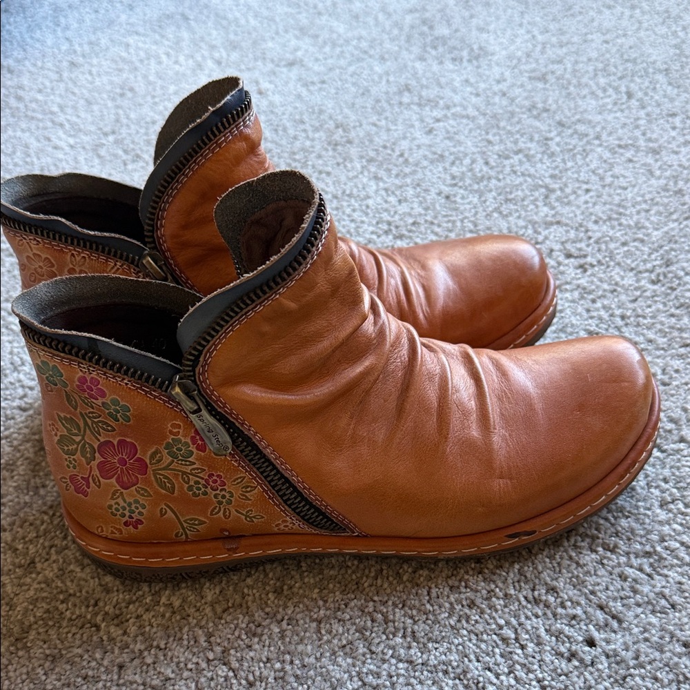 Women's L’ARTISTE Floral Embossed Leather Ankle Boots - Tan